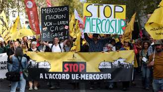 Participantes de uma manifestação convocada pelos agricultores franceses e pela Confederação Camponesa para protestar contra o acordo de livre comércio entre a União Europeia e os países sul-americanos do Mercosul, em Paris, França, em 14 de outubro de 2025.