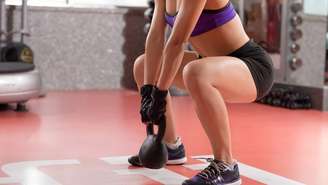 Versátil e adaptável, o agachamento pode ser ajustado para iniciantes, atletas e até programas de reabilitação – depositphotos.com / DragonImages