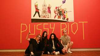 Integrantes do Pussy Riot durante a primeira exposição dedicada ao grupo no Louisiana Museum of Modern Art, em Humlebaek, perto de Copenhague, em 2023.