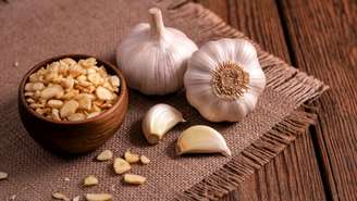 Usado há milhares de anos, o alho combina sabor e benefícios à saúde; saiba como seus compostos atuam no organismo e seus efeitos