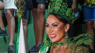 Elisa Sanches é coroada rainha de bateria da Império da Tijuca