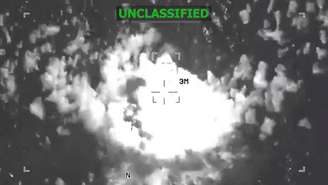 Um ataque militar dos EUA ao que eles afirmaram ser um navio suspeito de transportar drogas em águas internacionais, em um local indicado como o Pacífico Oriental na captura de tela do vídeo divulgado em 4 de dezembro de 2025.