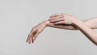 Uso excessivo de celular e computador pode contribuir para formigamento e dormência nas mãos- depositphotos.com / AntonMatyukha