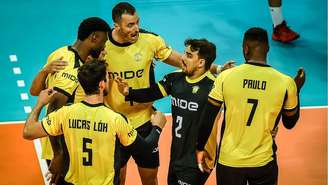 Jogadores do Praia Clube comemorando ponto