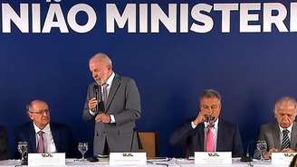 O presidente Lula em reunião com ministros