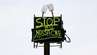 Em protesto, produtores rurais franceses pedem o "fim do massacre" do gado no país, em meio a epidemia de dermatose nodular contagiosa. (16/12/2025)