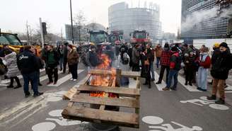 Manifestantes com tratores diante do Parlamento Europeu, em Estrasburgo, na França, protestam contra acordo UE-Mercosul e crise sanitária.