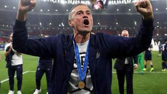 Luis Enrique comemorando título do PSG