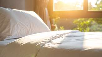 Lençol “com cara de limpo” não significa cama higienizada; descubra qual é a frequência ideal para lavar a roupa de cama no dia a dia