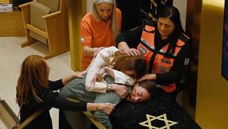 Despedida do rabino Eli Schlanger, vítima do ataque em Bondi, durante seu funeral na sinagoga local, em Sydne