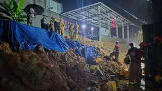 Corpo de Bombeiros e Defesa Civil atuam em local de deslizamento em Ilhabela, após forte chuva