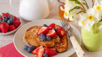 A técnica da rabanada sem fritura deixa o preparo mais leve em termos de bagunça, mantém o sabor clássico e ainda garante a casquinha dourada
