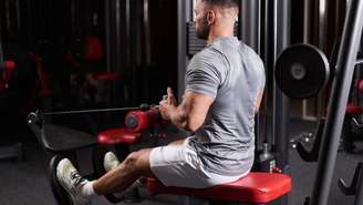 Homem treinando na academia