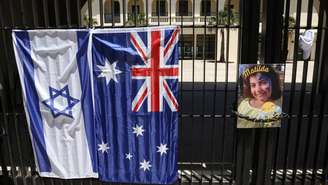 Foto da menina Matilda, de 10 anos, está pendurada no portão do Bondi Pavilion, em Sydney. (18 de dezembro de 2025)