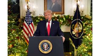 O presidente dos EUA, Donald Trump, faz um discurso à nação na sala de recepção diplomática da Casa Branca em Washington, D.C., EUA, em 17 de dezembro de 2025.