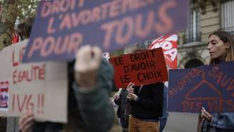Manifestante segura um cartaz com os dizeres "O direito de escolha" durante um protesto organizado por grupos de defesa dos direitos das mulheres, no Dia Internacional do Aborto Seguro, em Paris, em 28 de setembro de 2024.