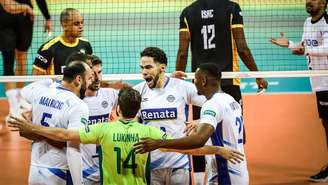 Jogadores do Vôlei Renata comemorando ponto