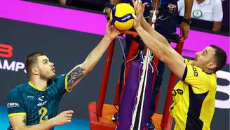 Lance do jogo entre Praia Clube e Warta Zawiercie