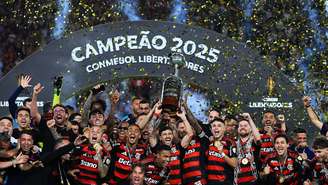 Jogadores do Flamengo levantando taça da Libertadores