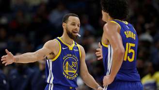 Gui Santos e Curry durante jogo dos Warriors