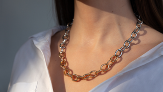 Veja se você combina mais com prata ou dourado.