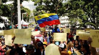 Apoiadores do governo participam de um protesto contra a ordem executiva do presidente dos EUA, Donald Trump, que visa bloquear a entrada e saída de petroleiros da Venezuela, sujeitos a sanções, em Caracas, Venezuela, em 17 de dezembro de 2025.