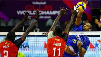 Lance do jogo entre Vôlei Renata e Al