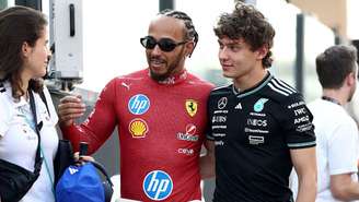 Antonelli ao lado de Hamilton, da Ferrari