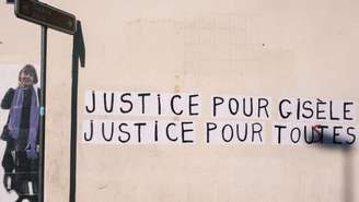 Uma colagem em um muro na cidade de Avignon, onde o caso Pelicot foi julgado, onde está escrito: "Justiça para Gisèle, justiça para todas as mulheres".
