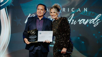 Márcio Michelasi recebe a homenagem de Fernanda Linhares Divulgação