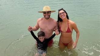 Murilo Huff curte praia com Gabriela Versiani e Leo