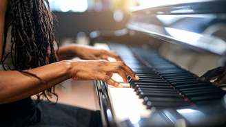 Tocar instrumentos funciona como uma academia para o cérebro, segundo a ciência; entenda seus benefícios para a saúde