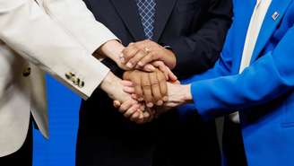 Para sinalizar a união dos europeus em torno da Ucrânia, a primeira-ministra da Dinamarca, Mette Frederiksen, o presidente do Conselho Europeu, Antonio Costa, e a presidente da Comissão Europeia, Ursula von der Leyen, da esquerda para a direita, celebraram o empréstimo concedido pelo bloco com um triplo aperto de mãos, em 19 de dezembro de 2025.