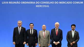 Da esquerda para a direita, os ministros das Relações Exteriores da Argentina, Pablo Quirno, do Paraguai, Ruben Ramirez, do Brasil, Mauro Vieira, do Uruguai, Mario Lubetkin, e da Bolívia, Fernando Aramayo, posam para uma foto que marca o começo a reunião de chanceleres Mercosul em Foz do Iguaçu, em 19 de dezembro de 2025.