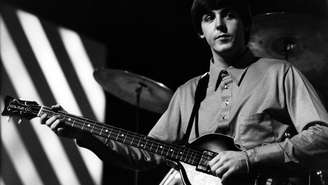 Paul McCartney, dos Beatles tocando seu baixo Hofner 500/1