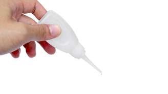 A acetona e os óleos vegetais, como o de coco ou azeite, ajudam a dissolver a supercola sem agredir a pele – depositphotos.com / weerapat