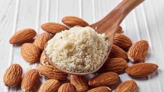 Ao substituir a farinha de trigo, promove saciedade, textura macia em receitas e resposta glicêmica mais lenta, favorecendo dietas low carb ou controle de açúcar no sangue – depositphotos.com / baibaz