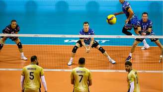 Lance do jogo entre Vôlei Renata e Perugia