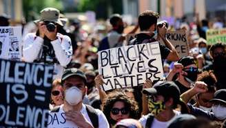 A partir dos anos 2010, com a expansão das redes sociais e de movimentos como Black Lives Matter, woke passou a associar-se a uma postura de vigilância e sensibilidade em relação a várias formas de opressão – depositphotos.com / hannatv