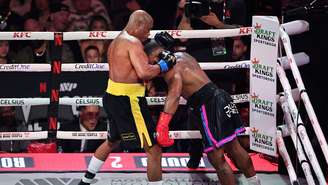 Anderson Silva em luta contra Woodley