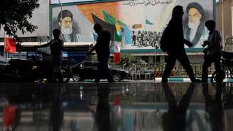 Mural representando o líder supremo iraniano, o aiatolá Ali Khamenei, em uma rua de Teerã, no Irã, em 24 de junho de 2025, nas primeiras horas do cessar-fogo com Israel após 12 dias de guerra.