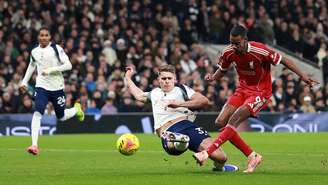 Lance do jogo entre Tottenham e Liverpool