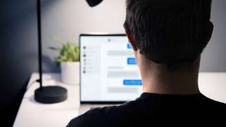 A expressão pode se referir tanto a golpes clássicos, como vendas falsas de produtos e terrenos, quanto a esquemas mais modernos, como fraudes digitais, perfis falsos em redes sociais e mensagens enganosas que pedem transferências bancárias – depositphotos.com / terovesalainen