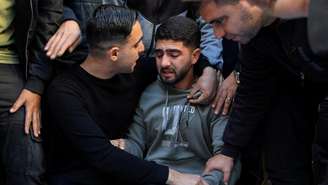 O palestino Mohamed Al‑Nather chora a morte de familiares vítimas de um ataque israelense contra uma escola onde estava sendo celebrado um casamento. Cidade de Gaza, 20 de dezembro de 2025.