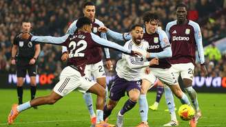 Matheus Cunha sendo marcado por jogadores do Aston Villa