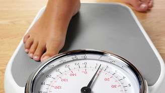 O impacto das refeições festivas no peso corporal a longo prazo é considerado reduzido quando comparado aos hábitos mantidos ao longo do ano