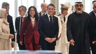 Presidente francês Emmanuel Macron chega para uma visita ao Museu Nacional Zayed em Abu Dhabi, nos Emirados Árabes, em 21 de dezembro de 2025.