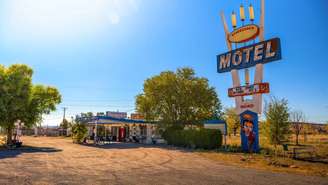 Já em outros países, o termo remete apenas a um hotel de beira de estrada, voltado principalmente para motoristas em viagem –