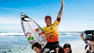 Gabriel Medina comemora vitória em etapa da WSL. 
