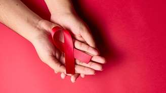 Campanha Dezembro Vermelho alerta para HIV e ISTs, destaca prevenção, tratamento gratuito pelo SUS e a importância de combater o preconceito